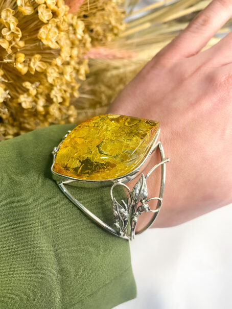 srebrna bransoletka z zielonym dużym bursztynem