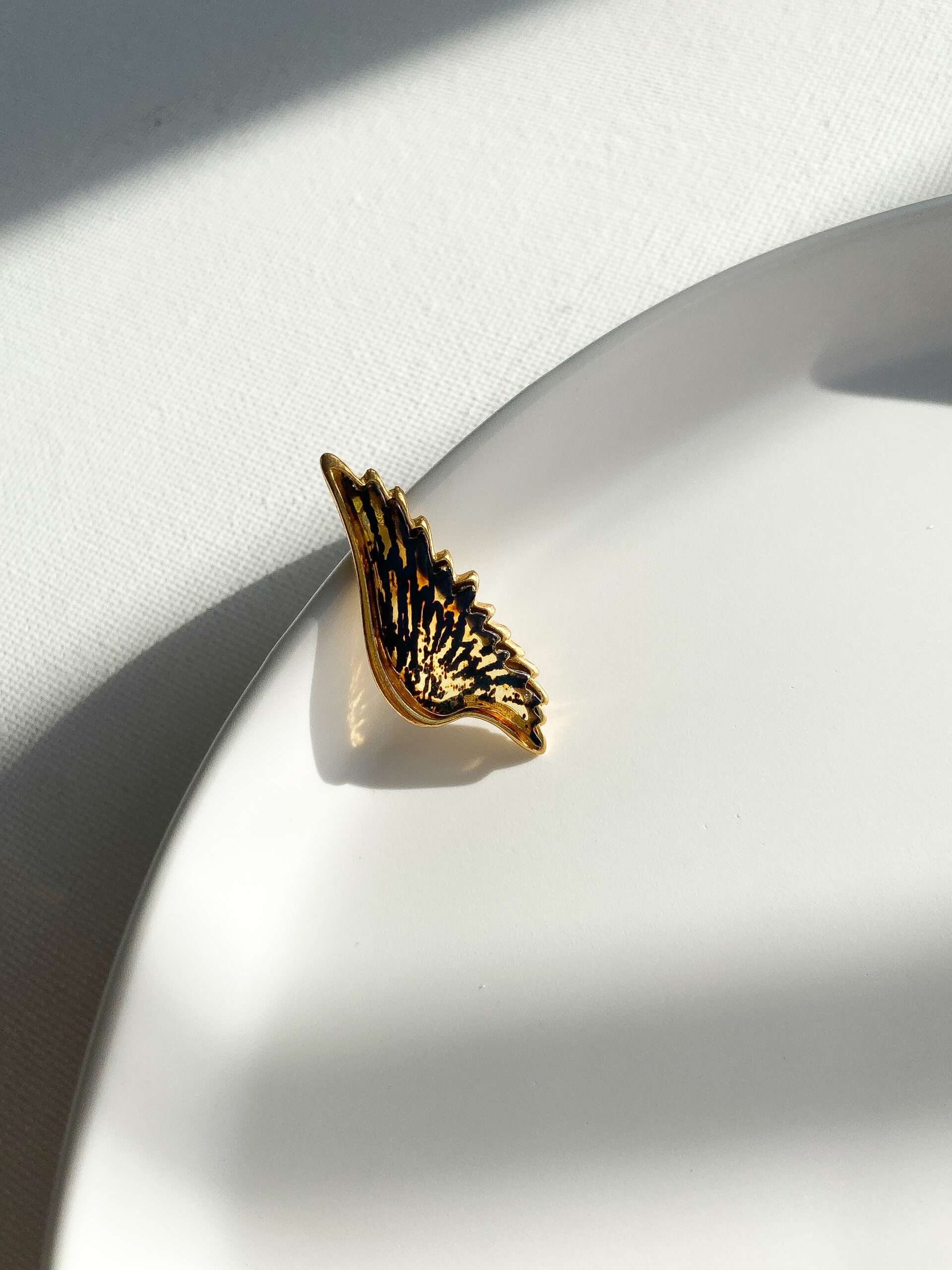 zawieszka skrzydło anioła z bursztynem