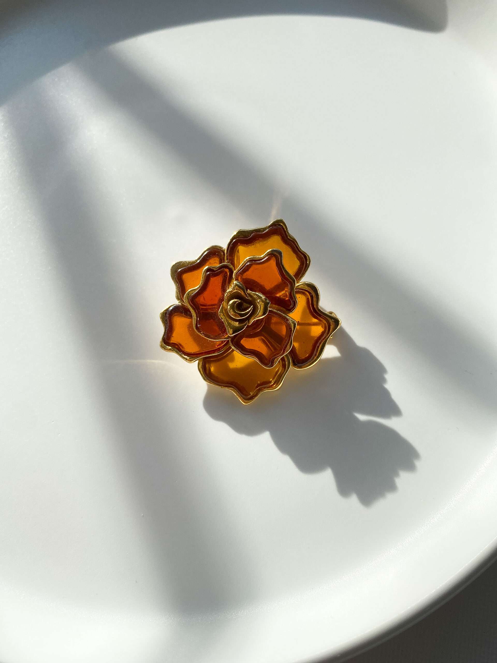 broszka róża z bursztynem