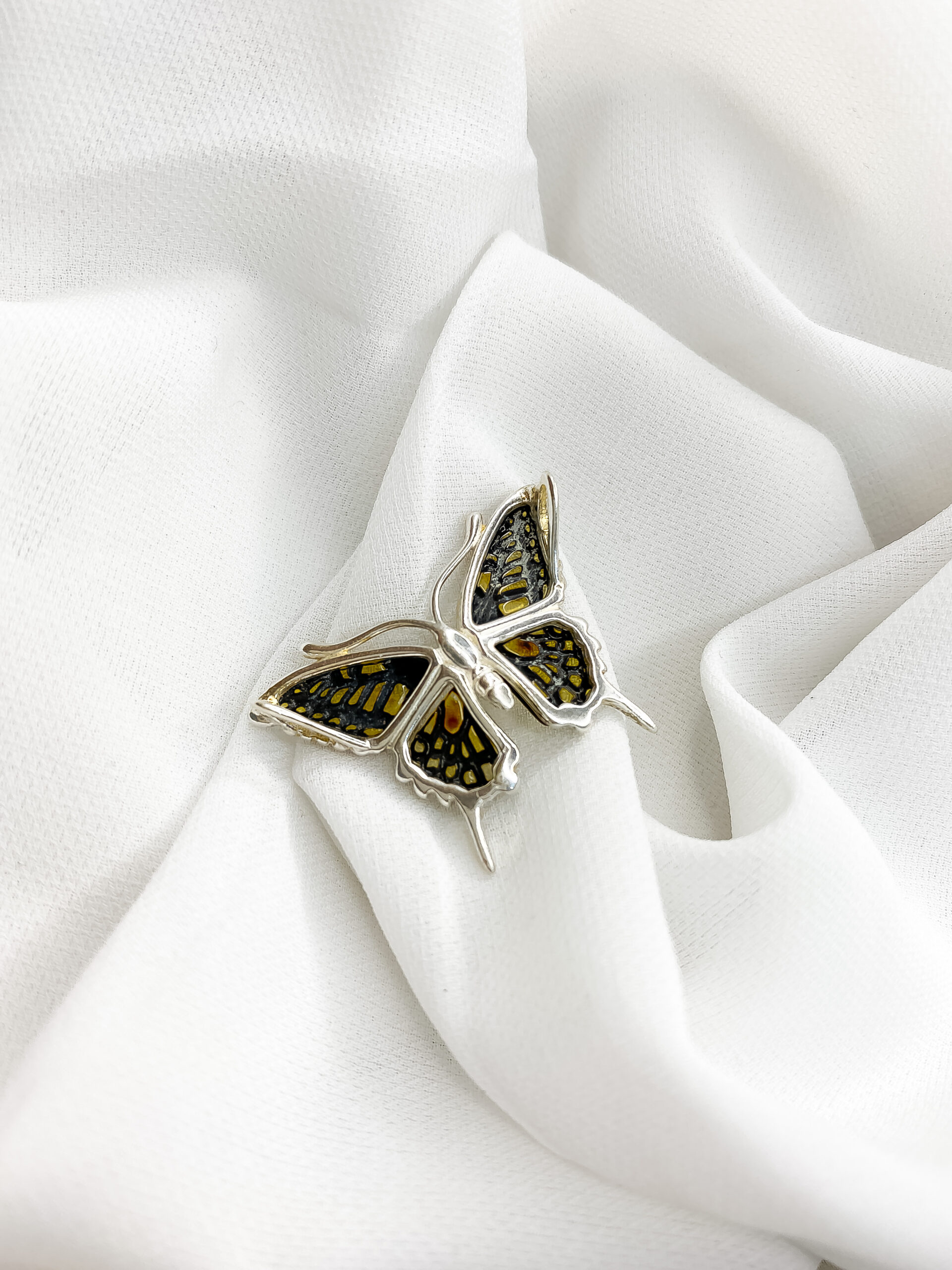 srebrny broszko-wisior motyl z bursztynem