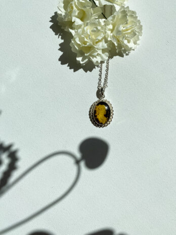 Naszyjnik srebrny z bursztynem wiśniowym kamea