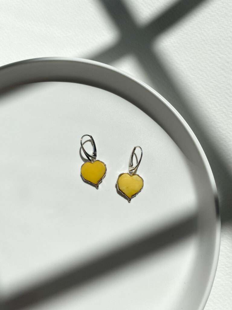 Bransoletka na sznurku z bursztynem