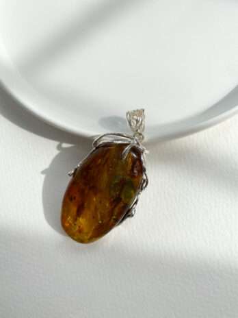 Wisior z zielonym bursztynem Forest