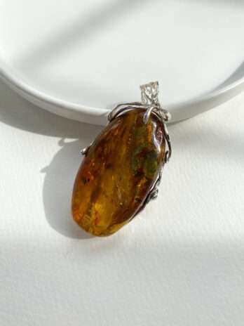 Wisior z zielonym bursztynem Forest