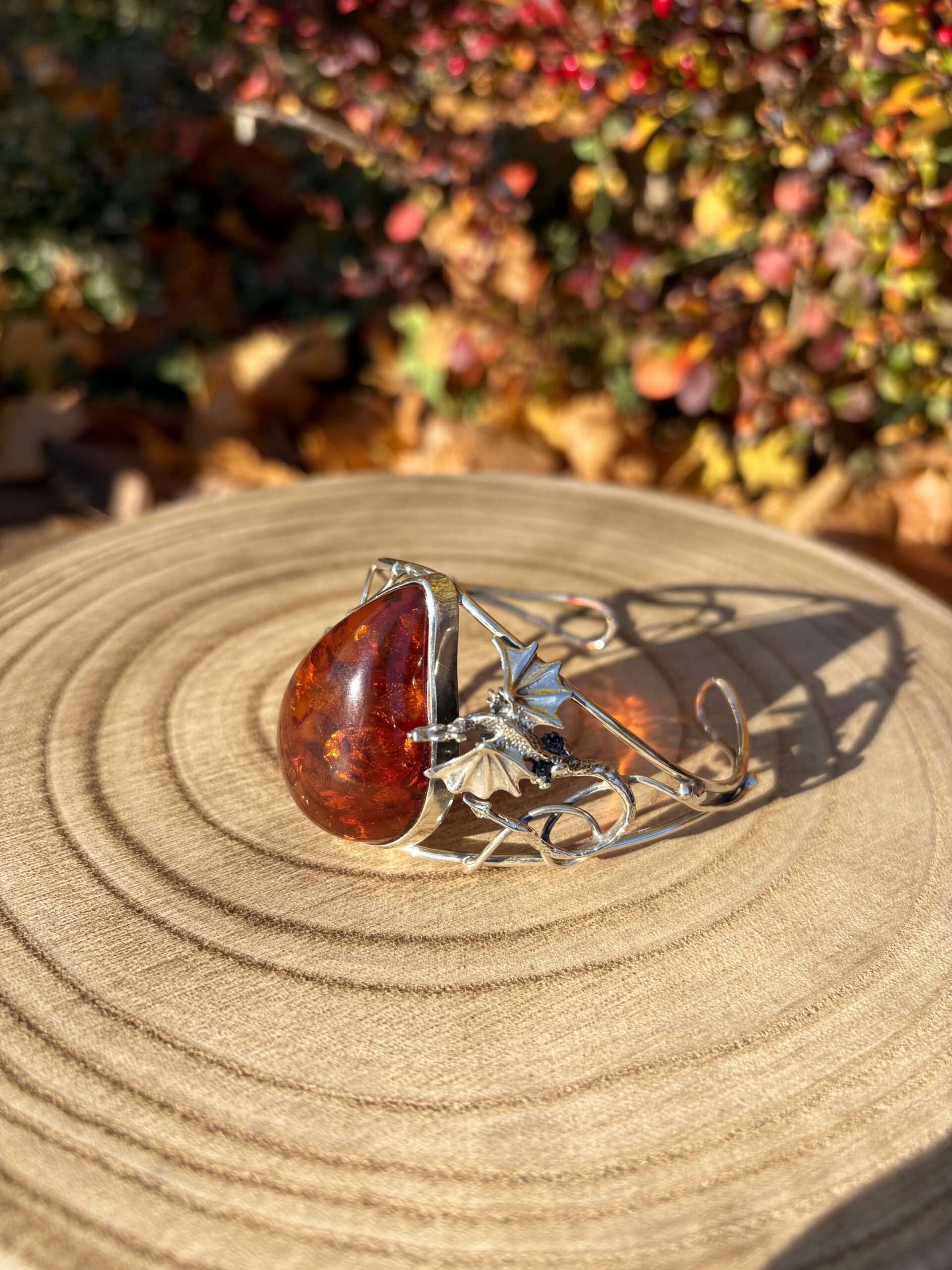 Bransoletka srebrna z koniakowym bursztynem i smokiem