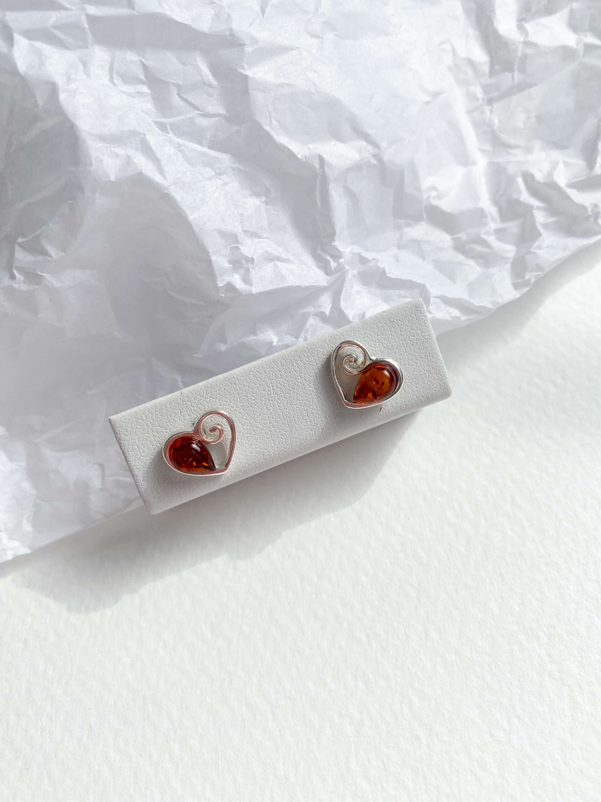 kolczyki srebrne serduszko z bursztynem