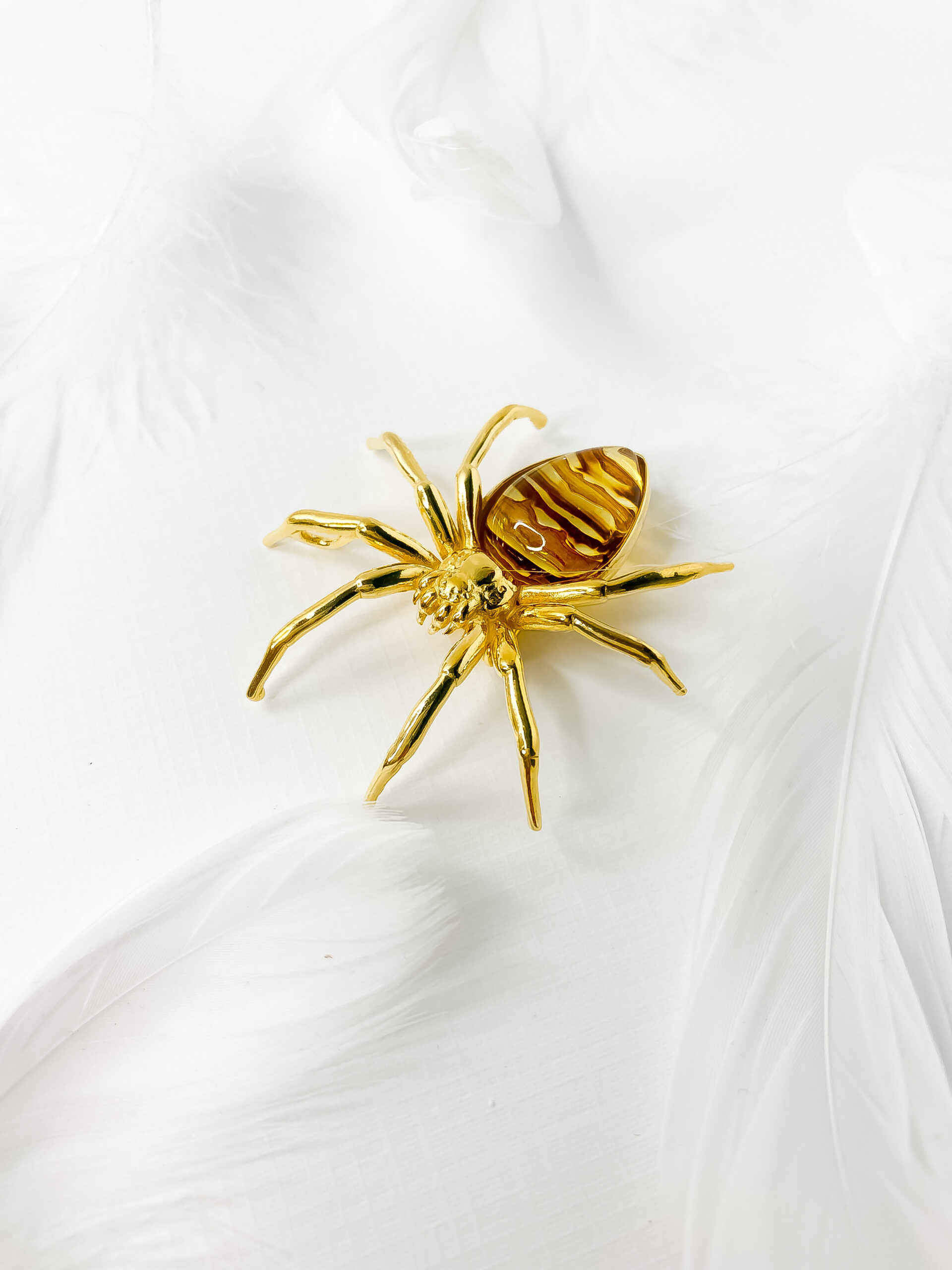 naszyjnik broszka z bursztynem pająk
