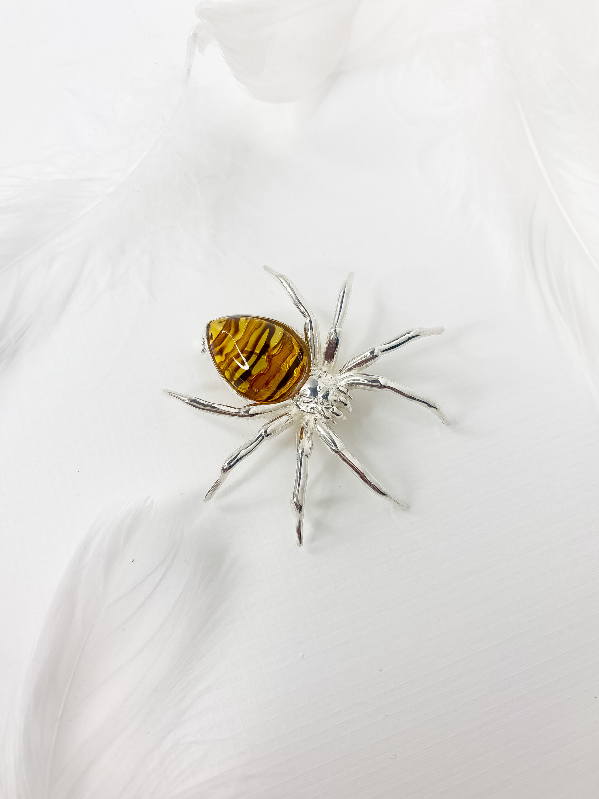 naszyjnik broszka z bursztynem pająk srebrna