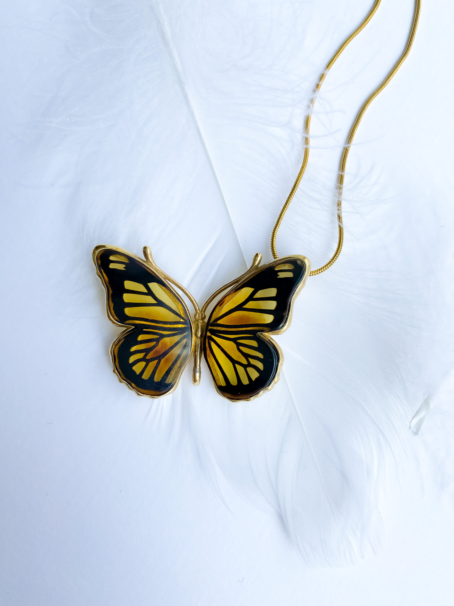 naszyjnik srebrny pozłacany motyl z bursztynem butterfly