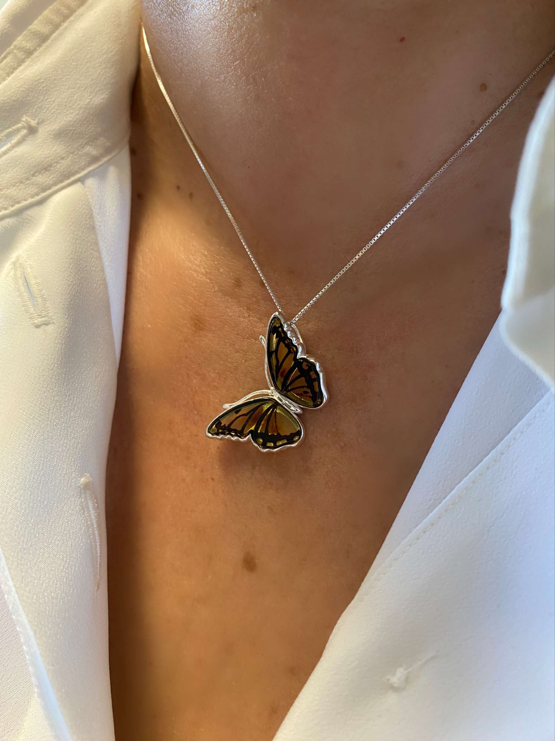 zawieszka srebrna z bursztynem motyl