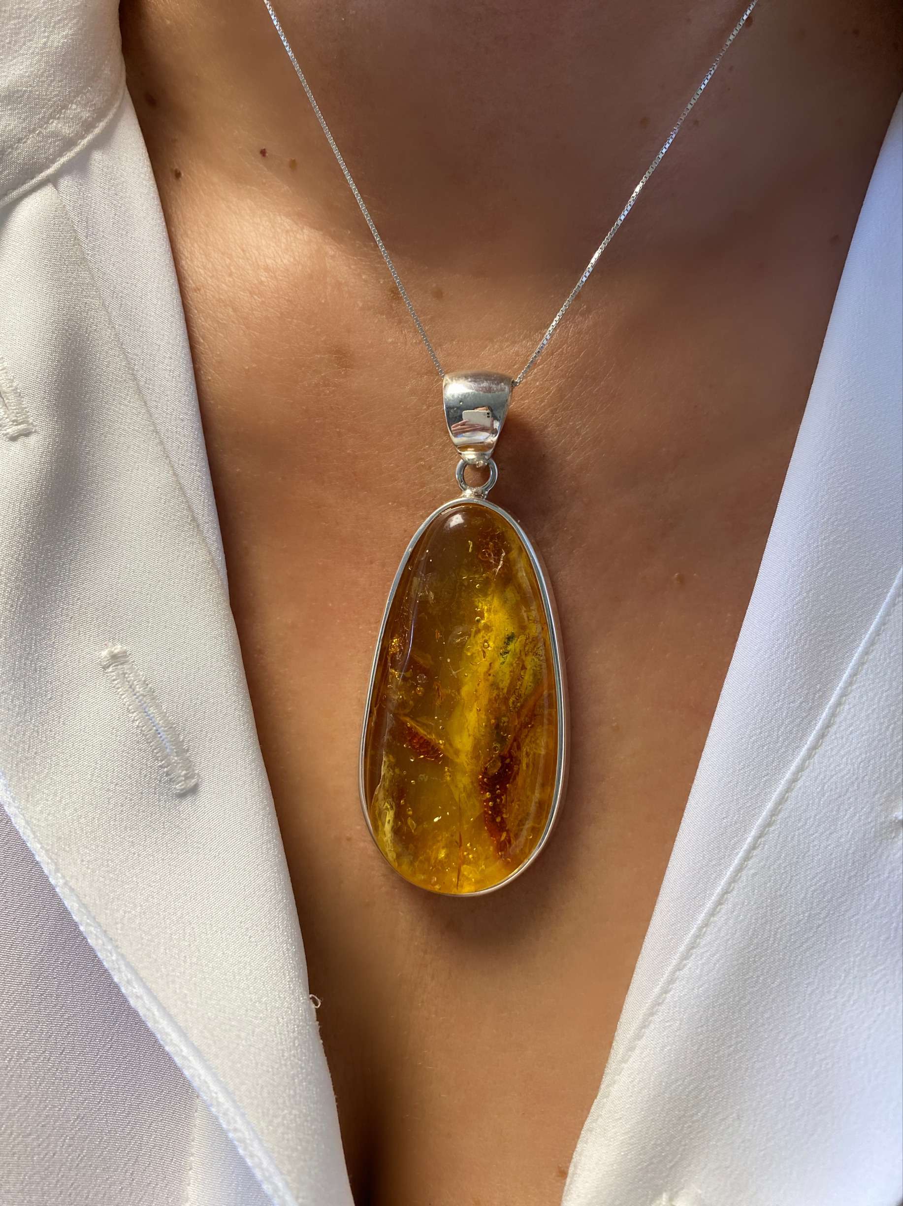 Pierścionek z bursztynem mlecznym