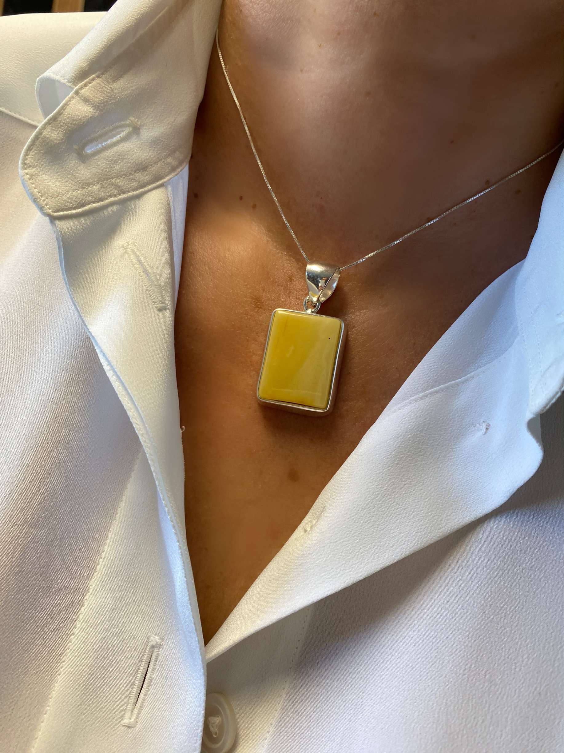 Pierścionek z bursztynem mlecznym