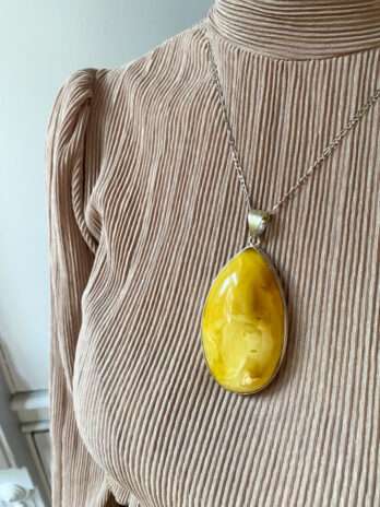 Wisior z bursztynem mlecznym