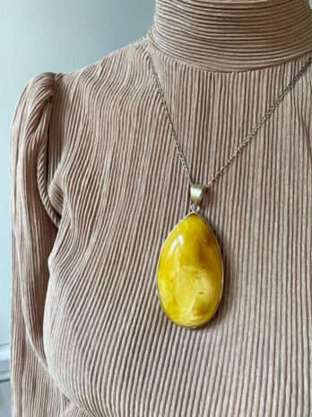 Wisior z bursztynem mlecznym