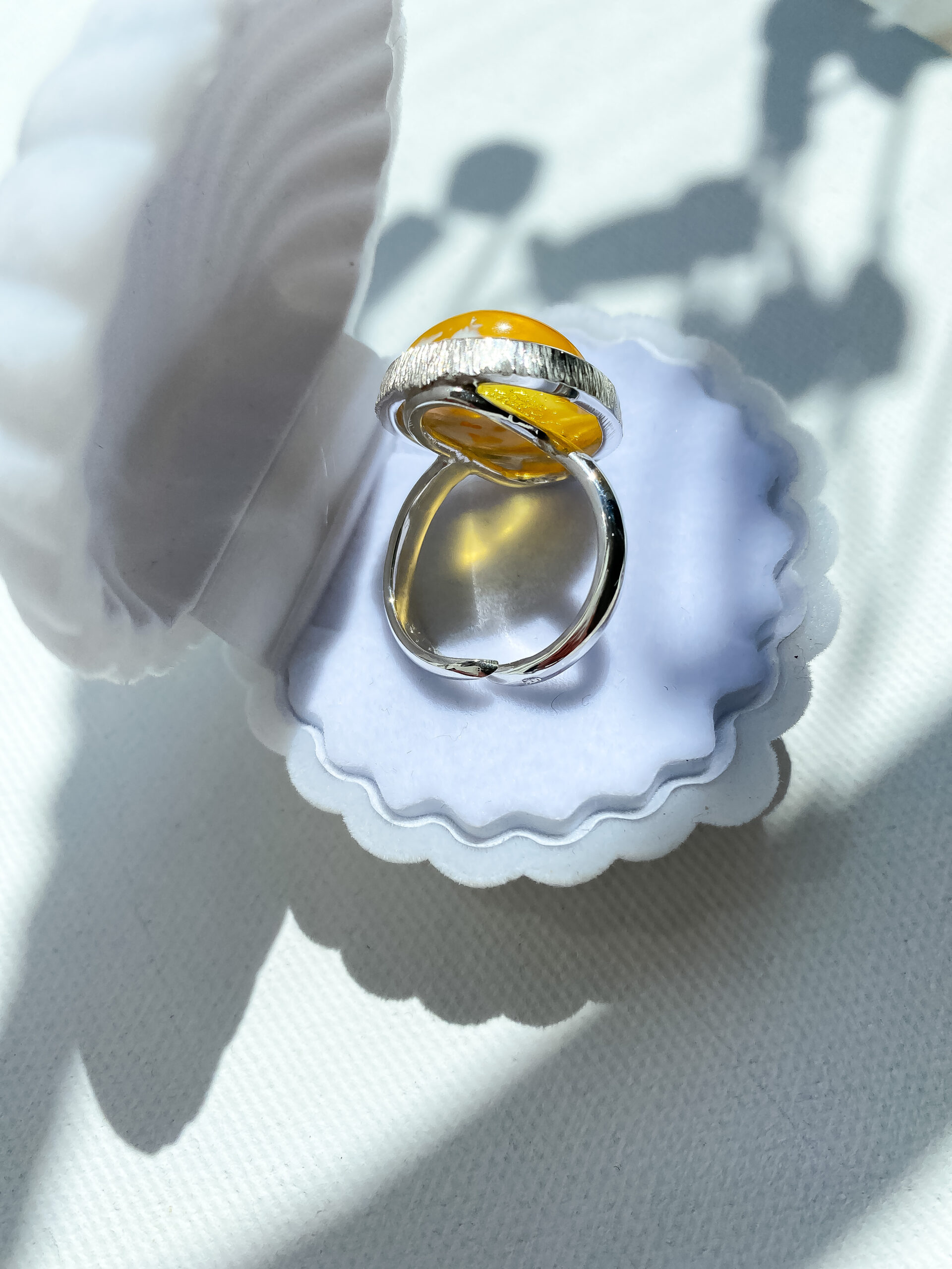 pierścionek srebrny z bursztynem koniakowym
