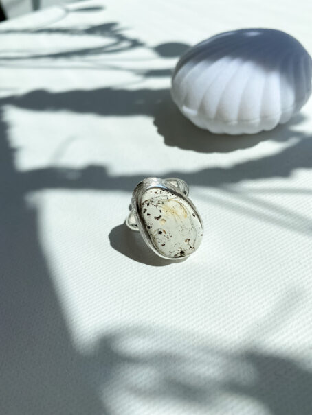 pierścionek srebrny z bursztynem mlecznym