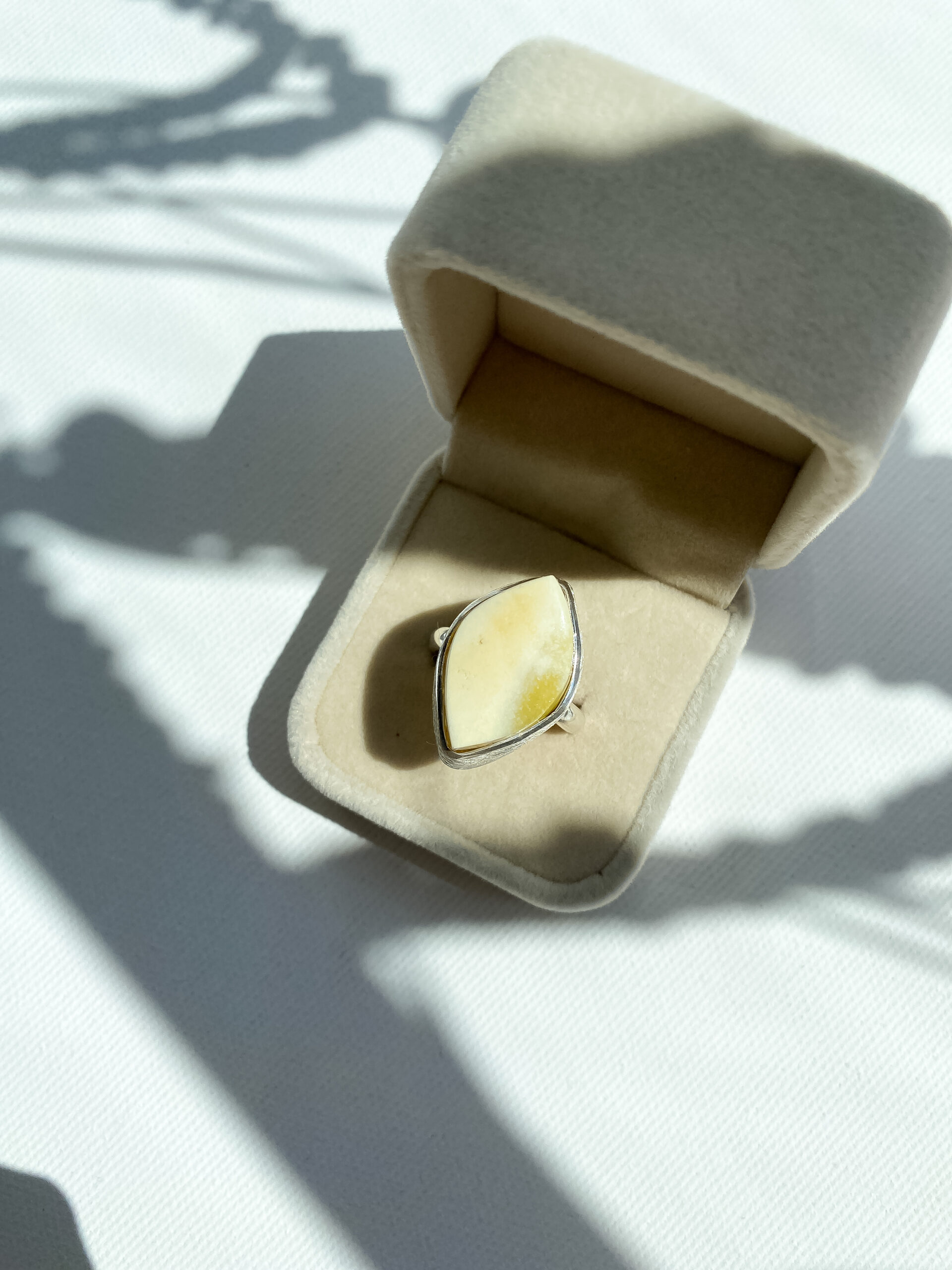 pierścionek srebrny z bursztynem mleczno-biało-cytrynowym