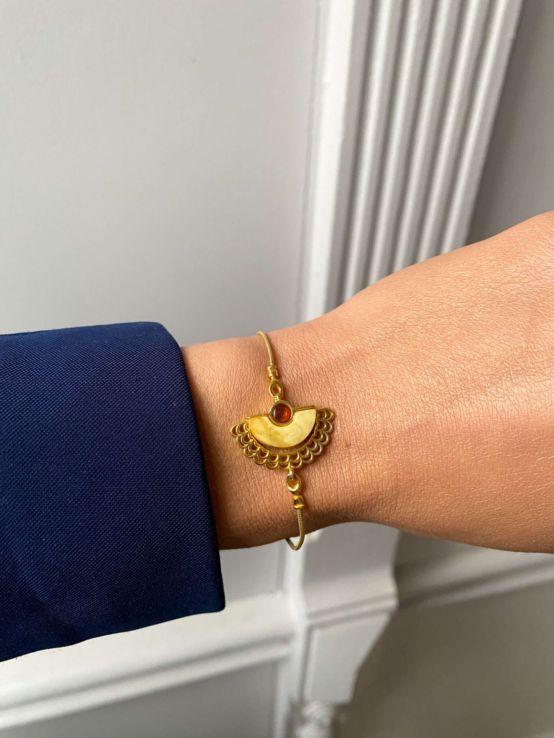 bransoletka srebrna pozłacana liść lipy z bursztynem