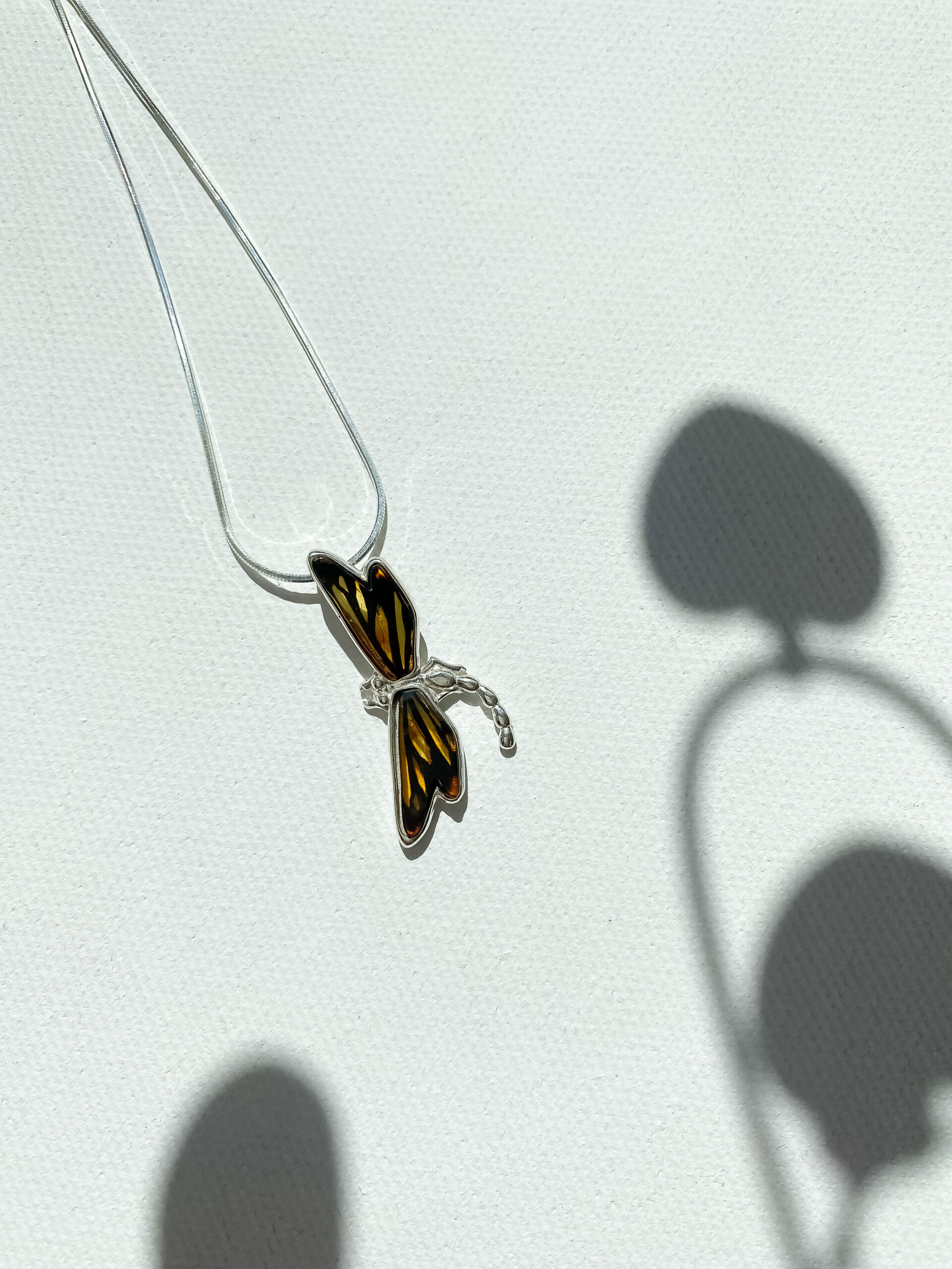 naszyjnik srebrny pozłacany motyl z bursztynem