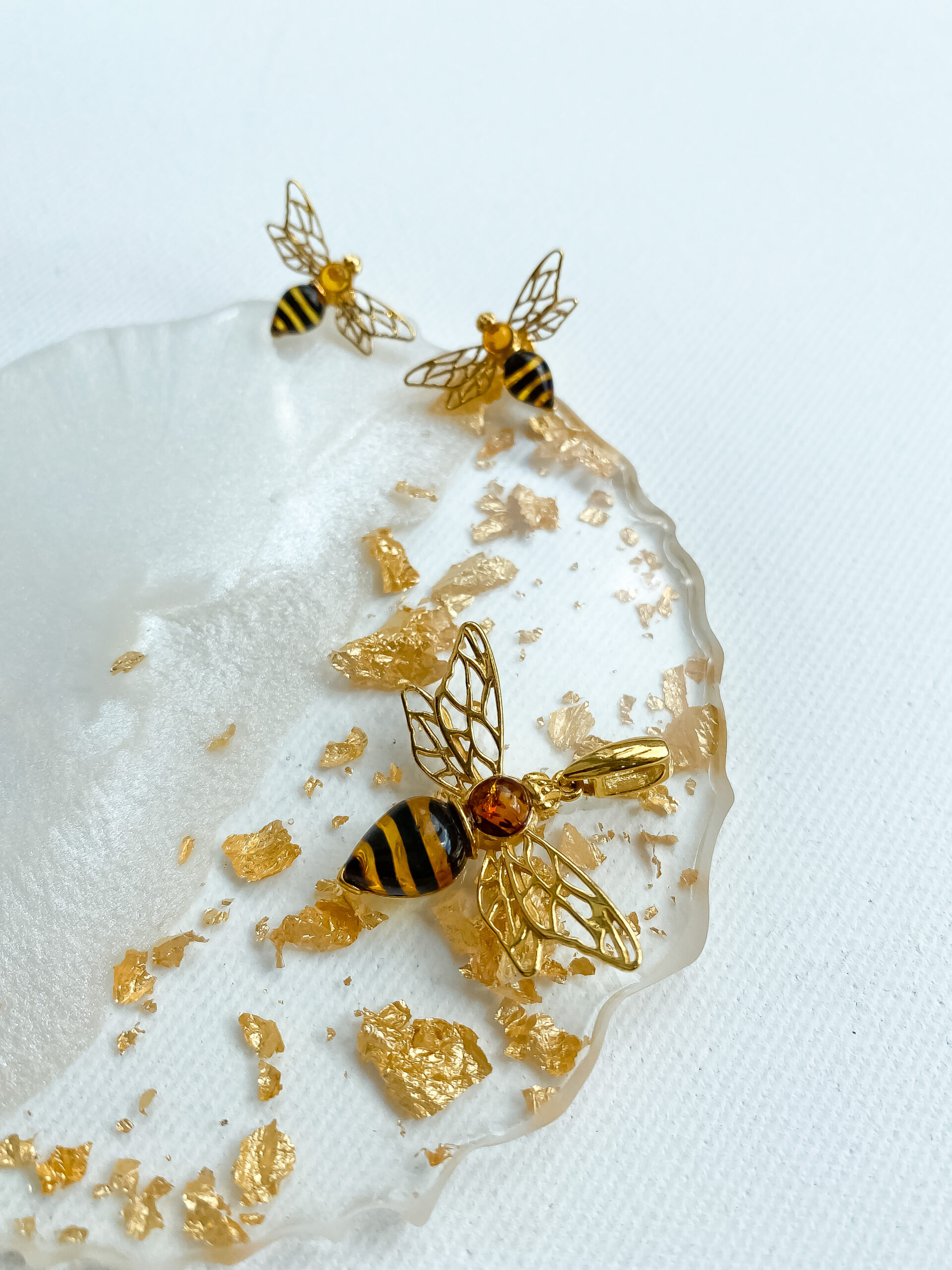 naszyjnik srebrny pozłacany pszczoła z bursztynem