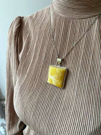 Wisior srebrny z mlecznym bursztynem