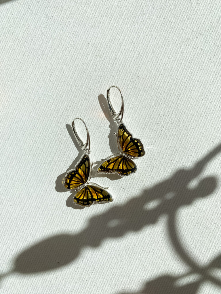 Bransoletka na sznurku z bursztynem