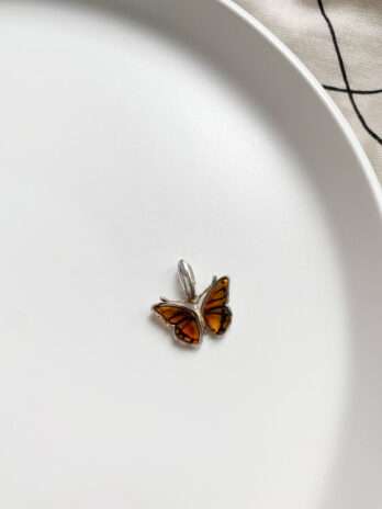 Wisiorek srebrny z bursztynem motyl Little Butterfly