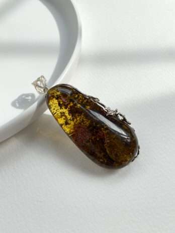 Unikatowy wisior z zielonym bursztynem