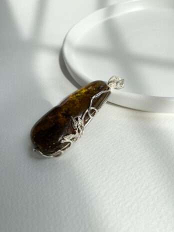 Unikatowy wisior z zielonym bursztynem