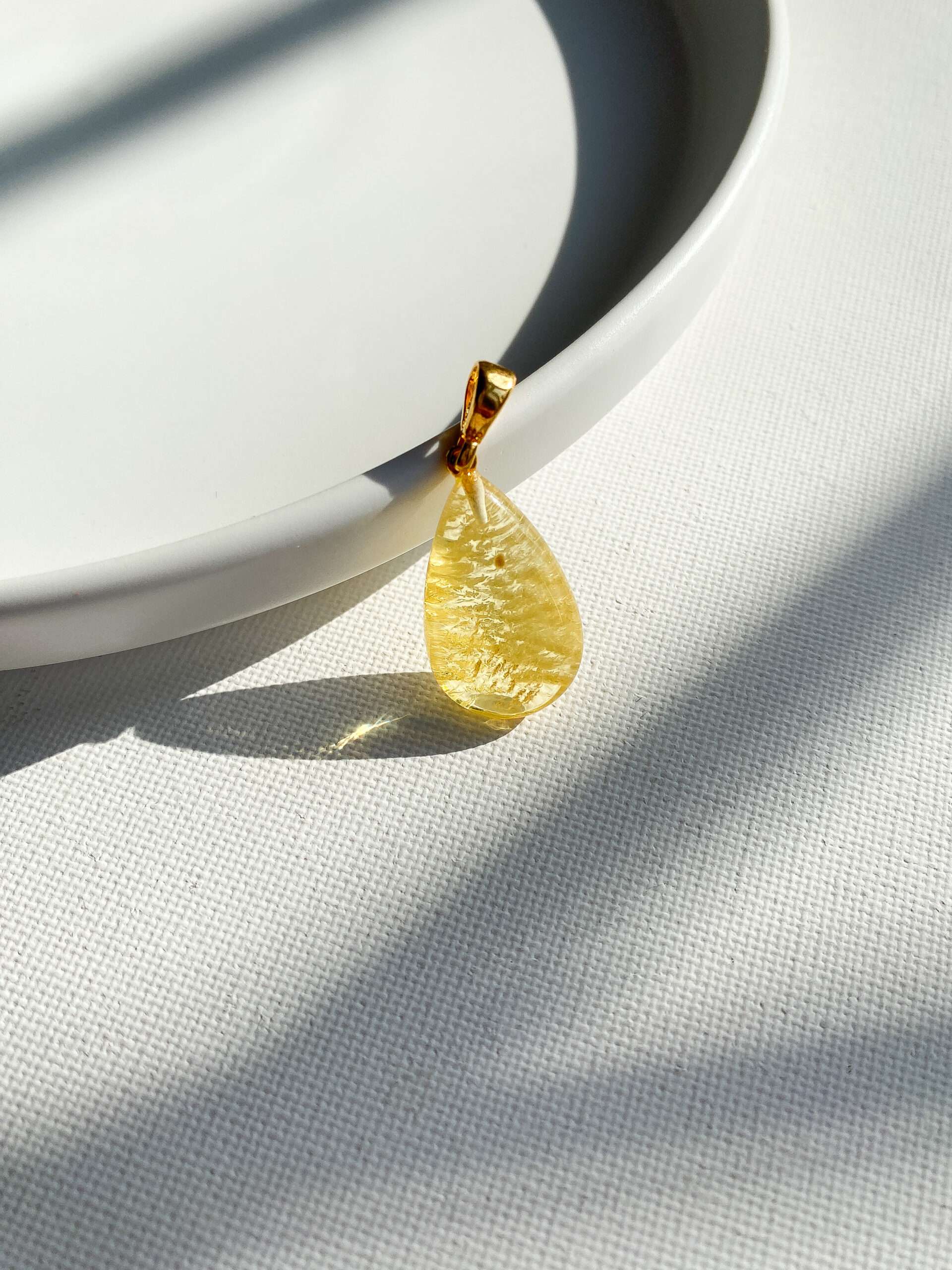 wisiorek z cytrynowym bursztynem