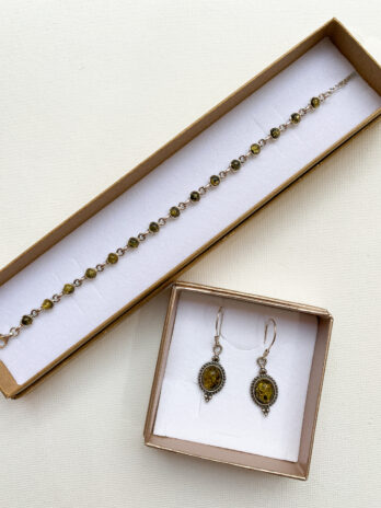 Komplet biżuterii: kolczyki i bransoletka z zielonym bursztynem
