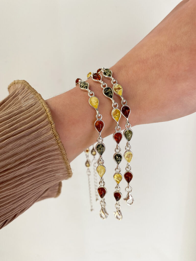 Bransoletka na sznurku z bursztynem