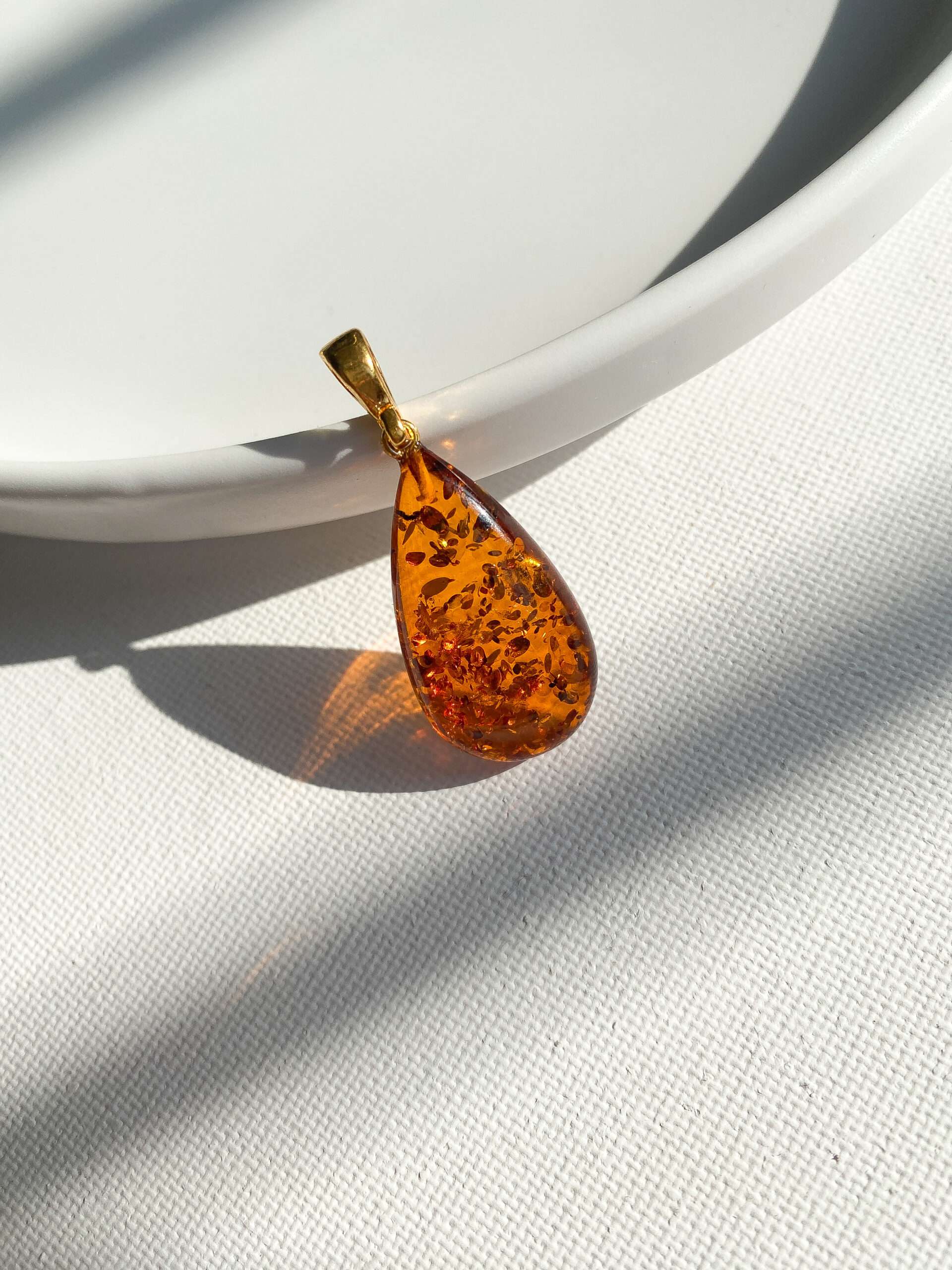 zawieszka skrzydło anioła z bursztynem