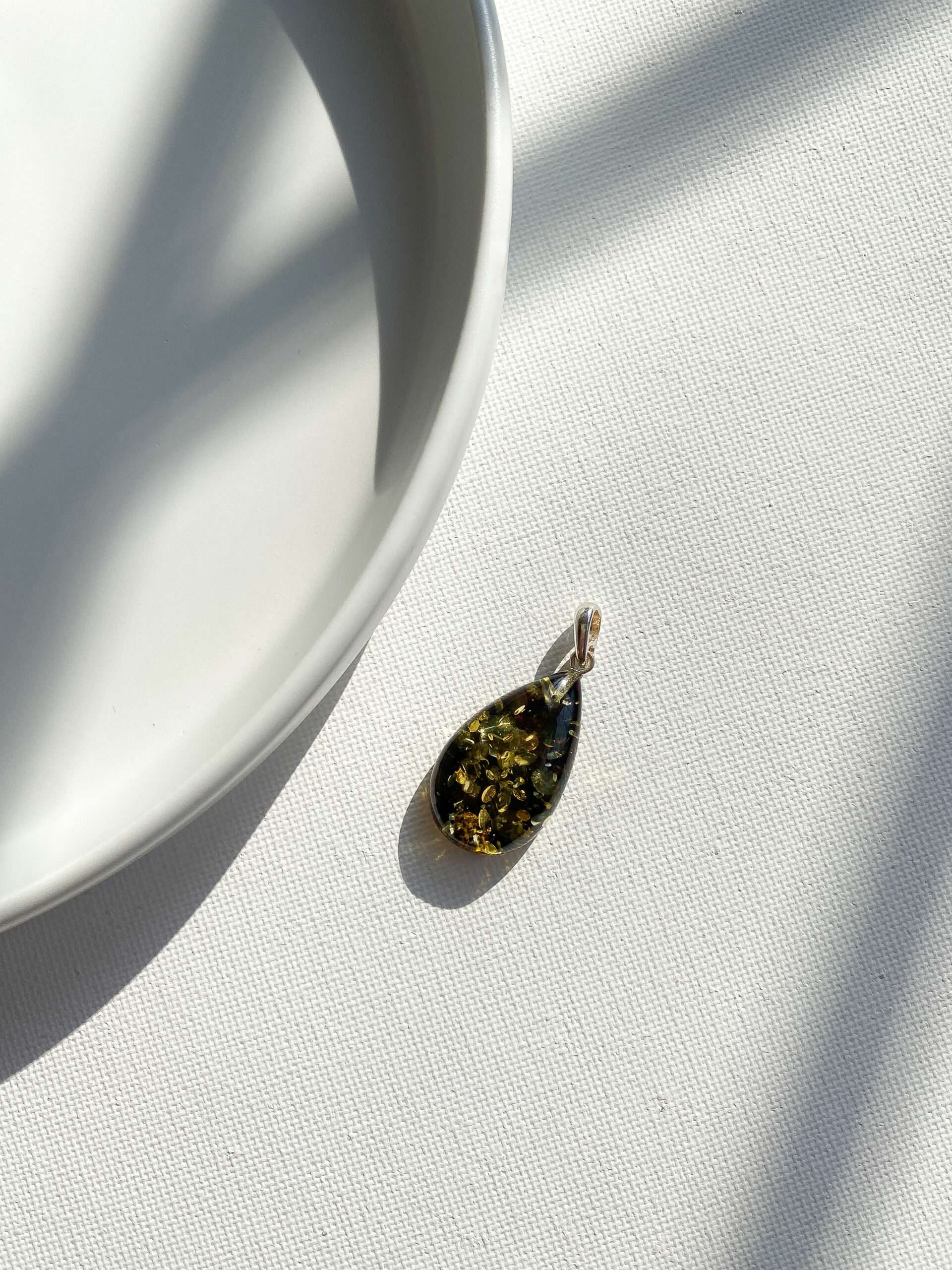 wisiorek z zielonym bursztynem