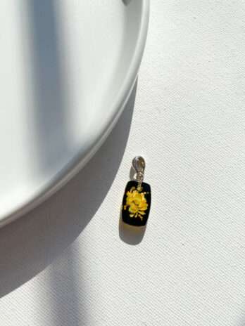 Wisiorek z bursztynem grawerowanym Kwiat