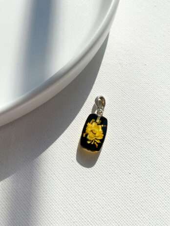 Wisiorek z bursztynem grawerowanym Kwiat