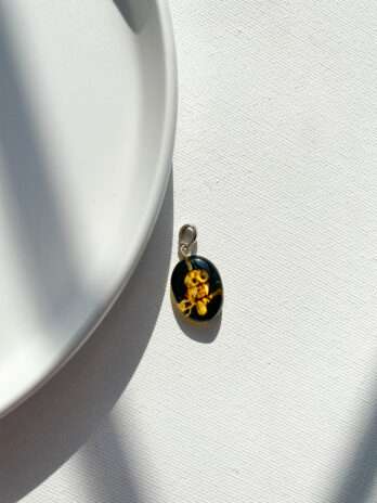 Wisiorek z grawerowanym wiśniowym bursztynem Sowa