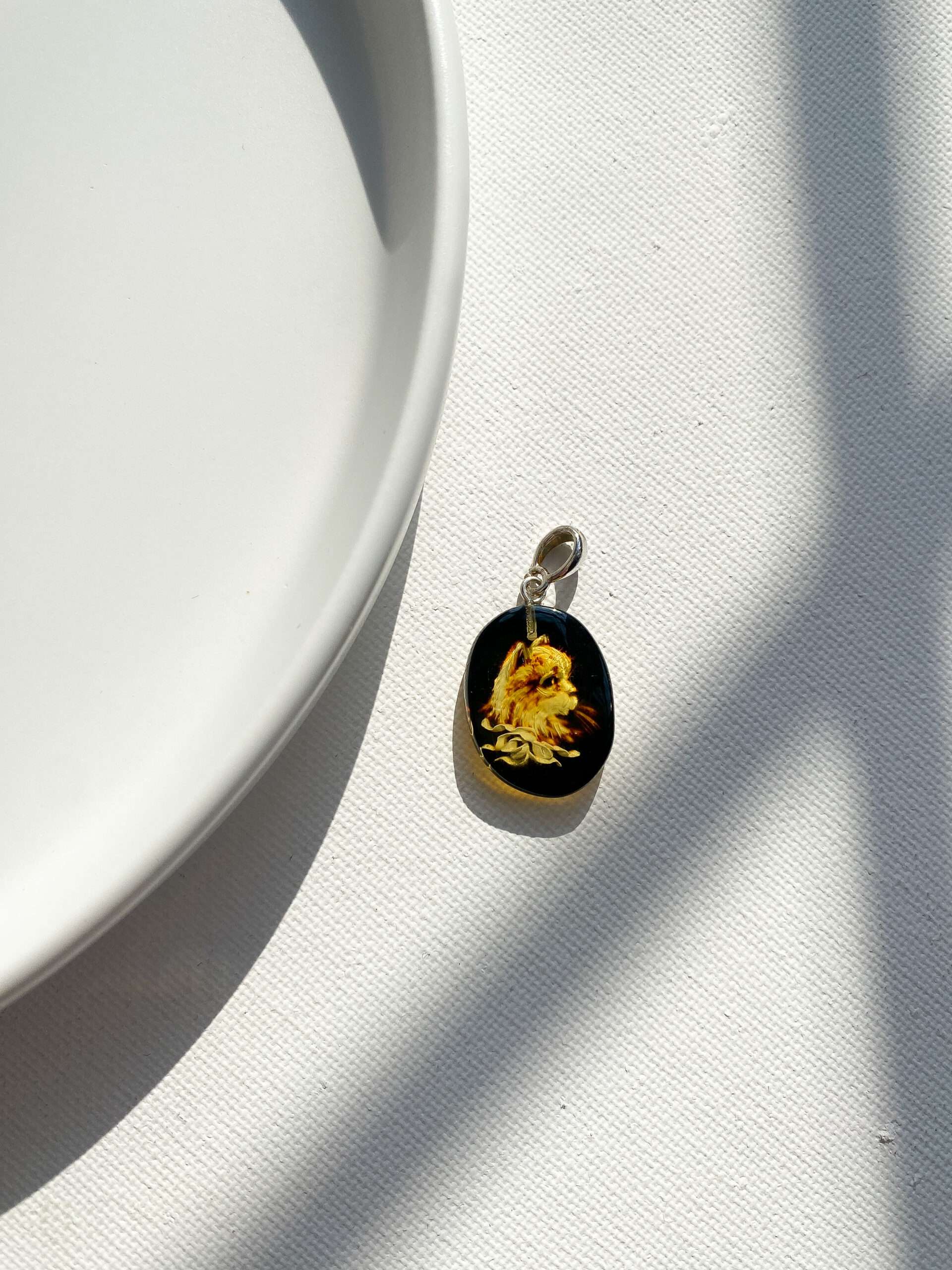 wisiorek z bursztynem grawerowanym kwiat