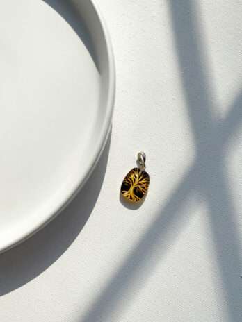 Wisiorek z bursztynem wiśniowym grawerowany Drzewo Życia