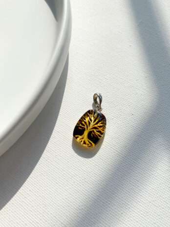 Wisiorek z bursztynem wiśniowym grawerowany Drzewo Życia