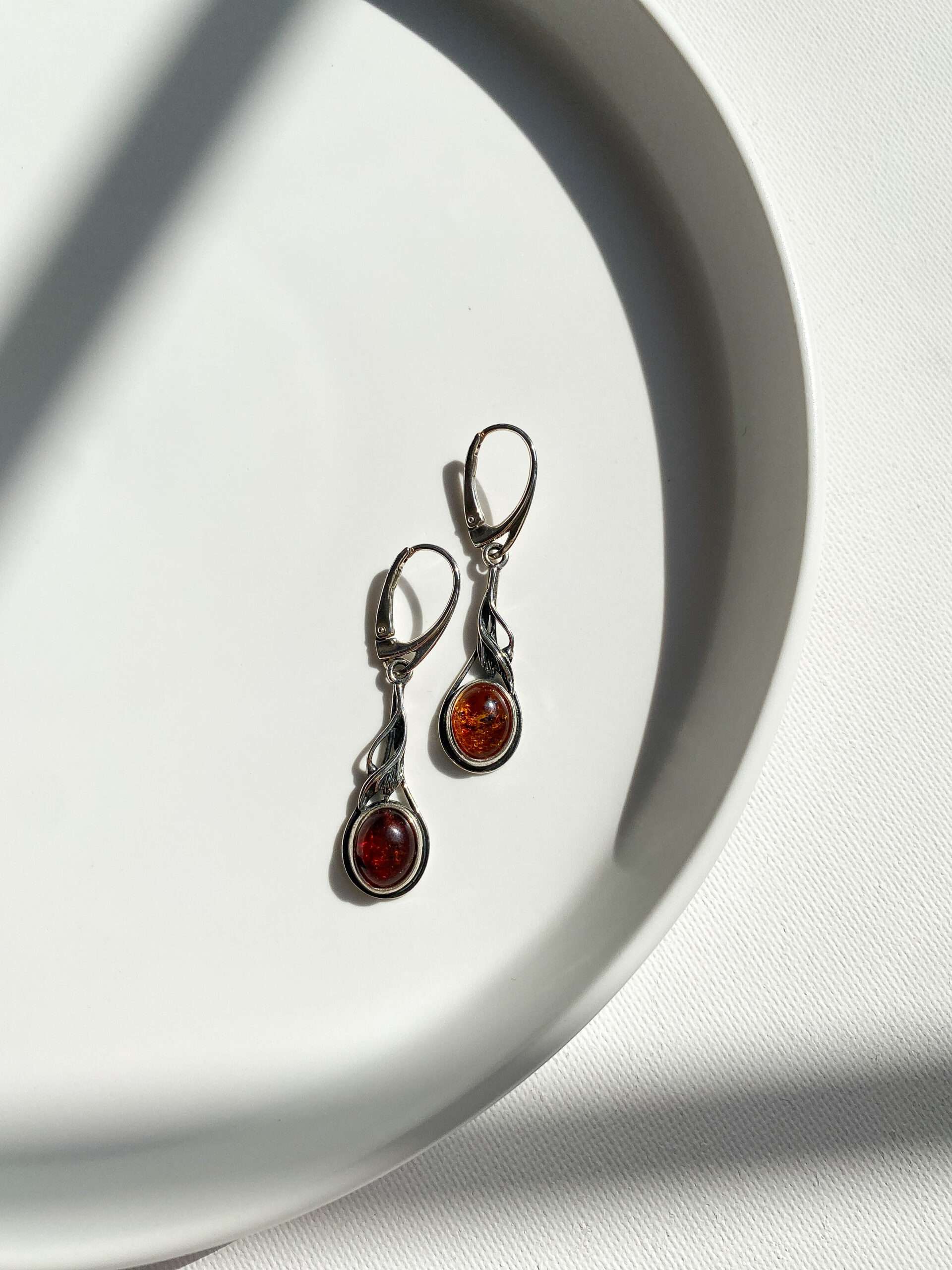 kolczyki srebrne z bursztynem koniakowym