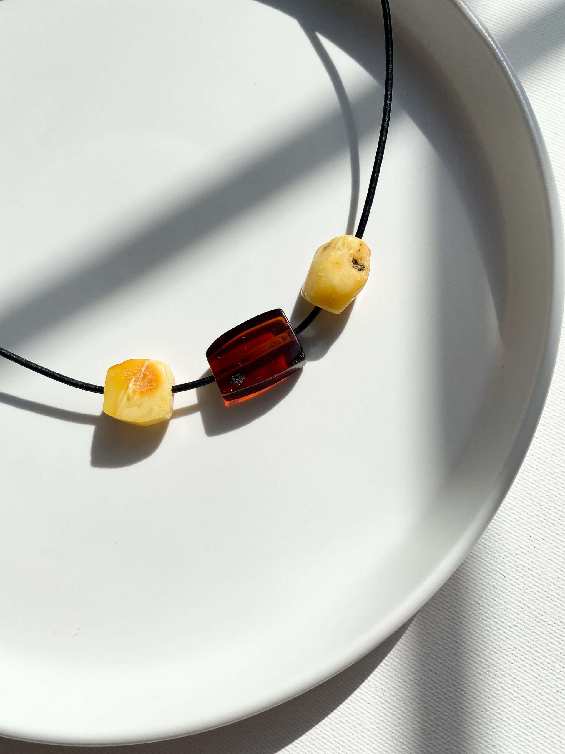 naszyjnik na rzemieniu z bursztynem