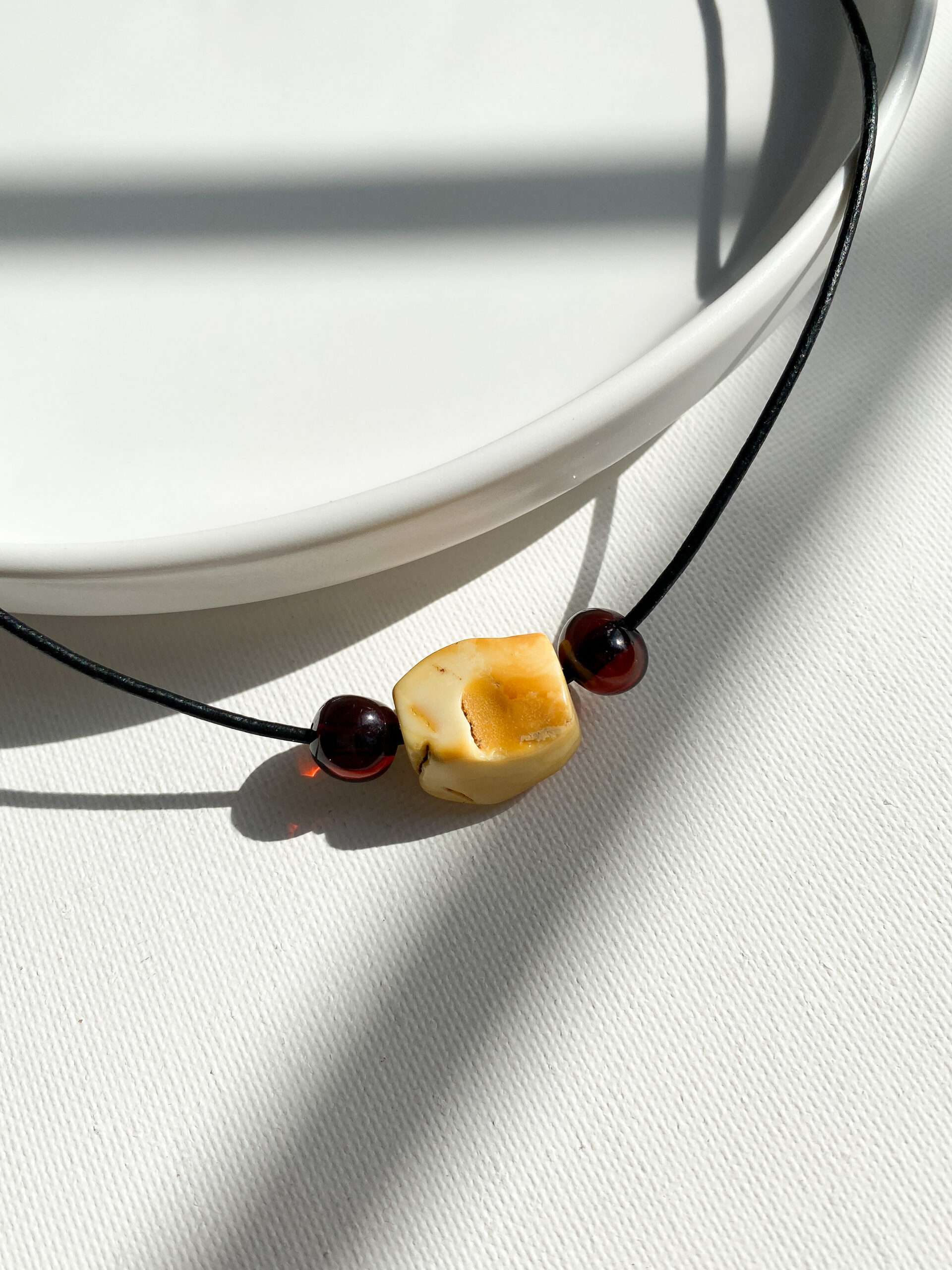 kolczyki srebrne z bursztynem mlecznym listki