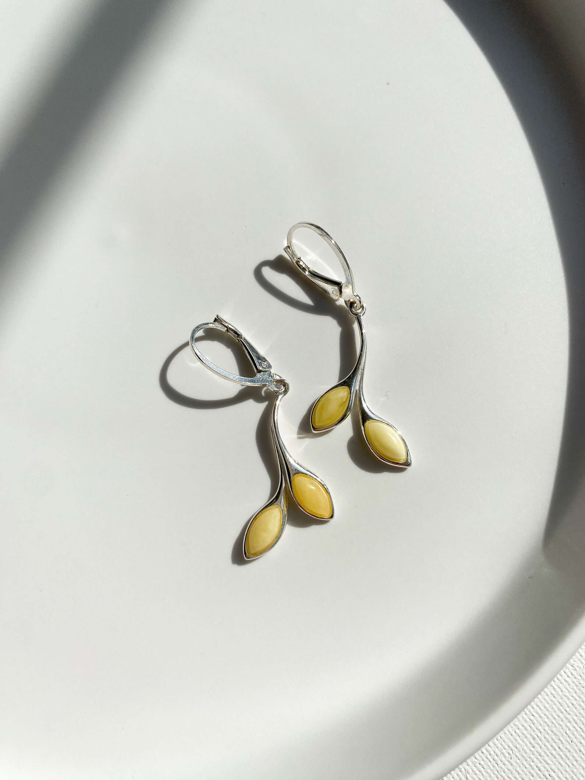 kolczyki srebrne z bursztynem mlecznym listki
