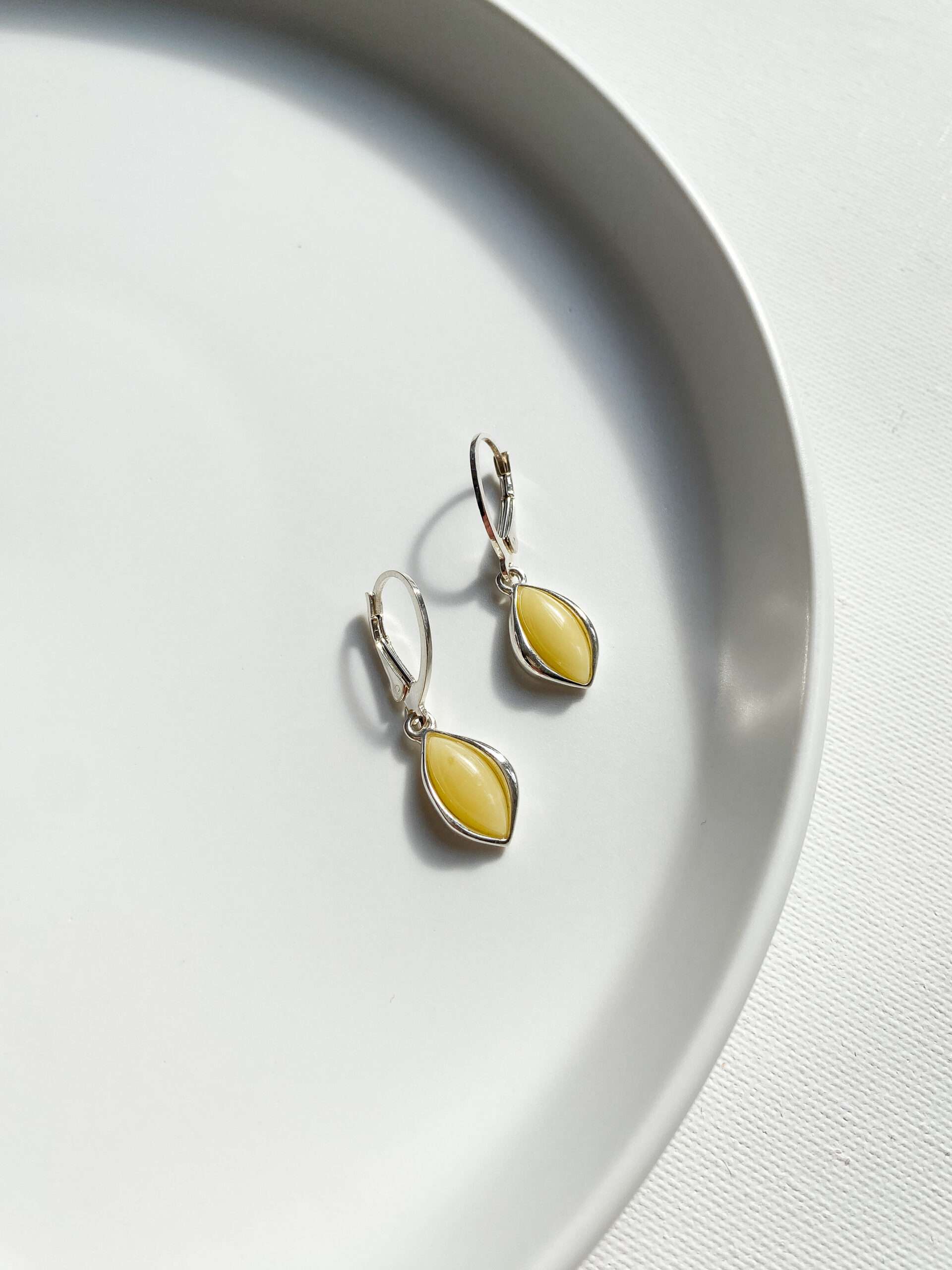 Kolczyki srebrne z bursztynem mlecznym