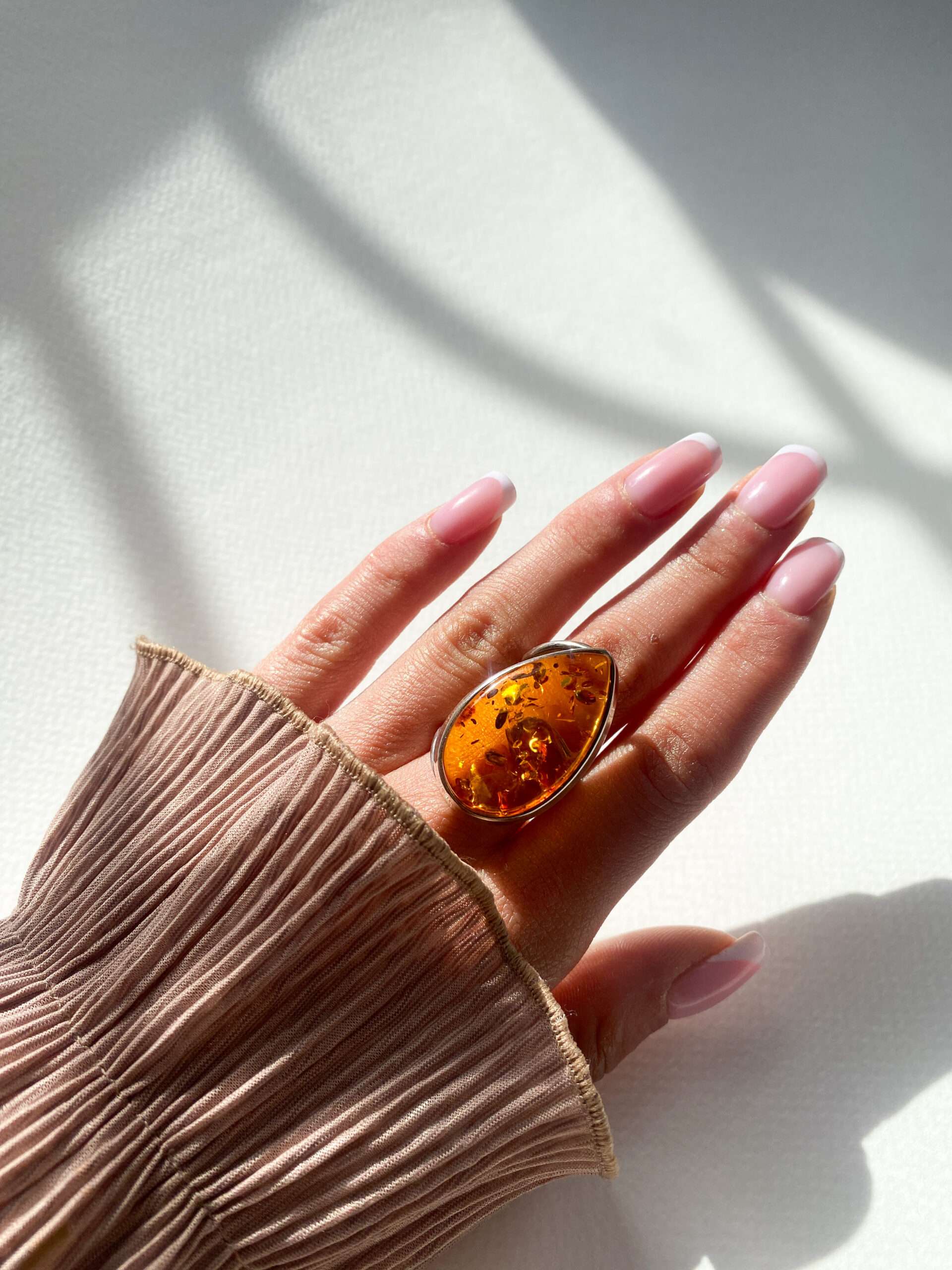 wisiorek z bursztynem koniakowo-złotym