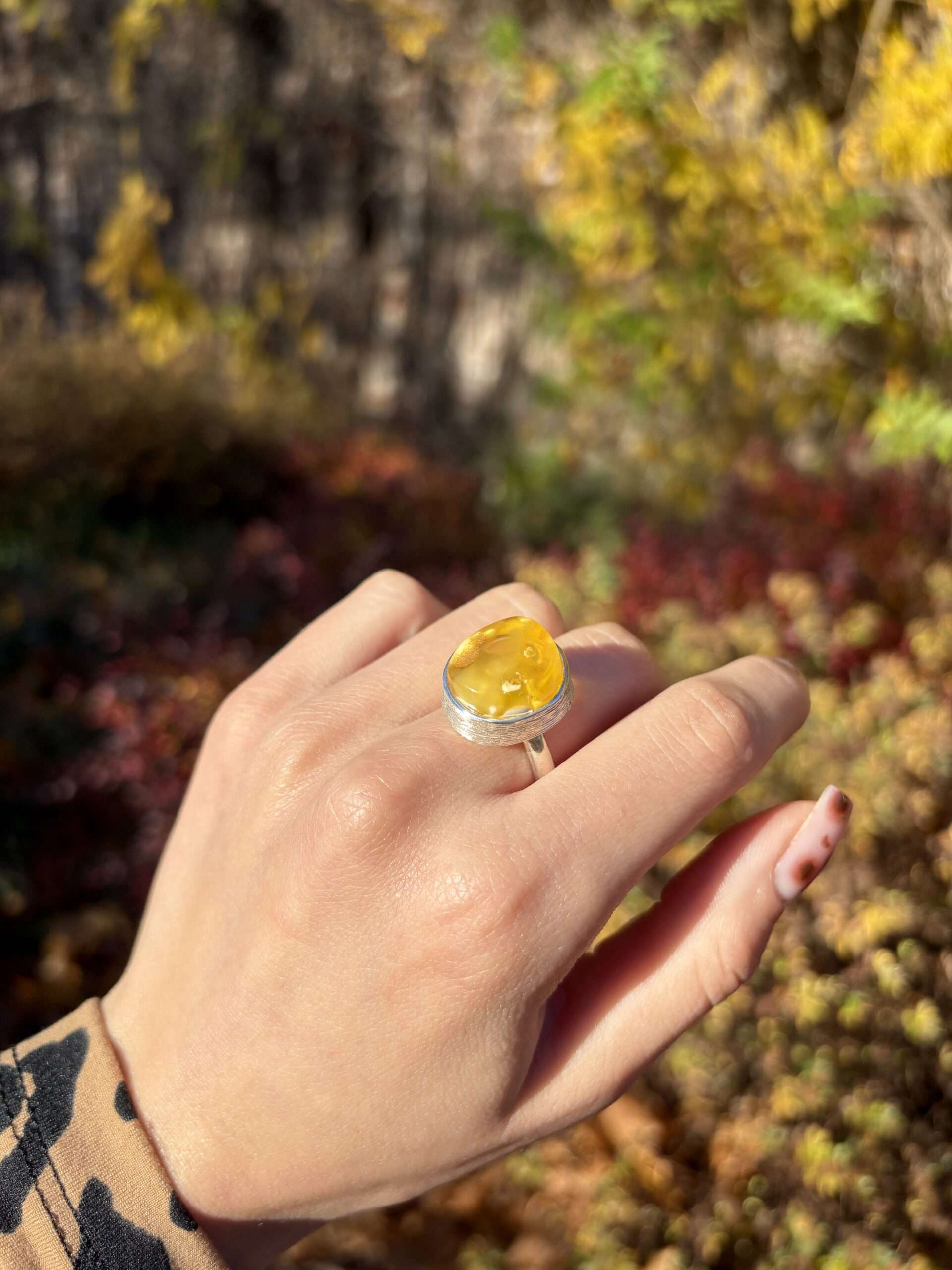 pierścionek z bursztynem koniakowym