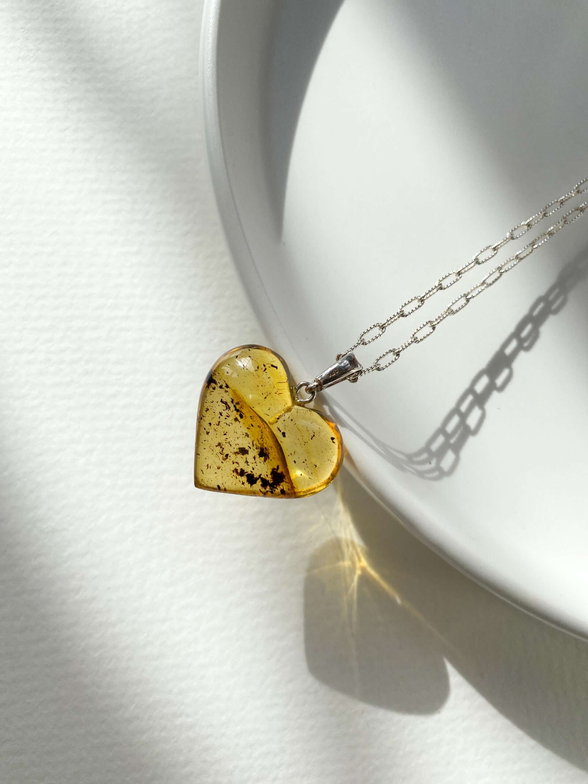 naszyjnik serce z bursztynu
