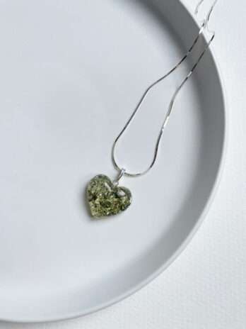 Naszyjnik srebrny z bursztynem zielonym serduszko