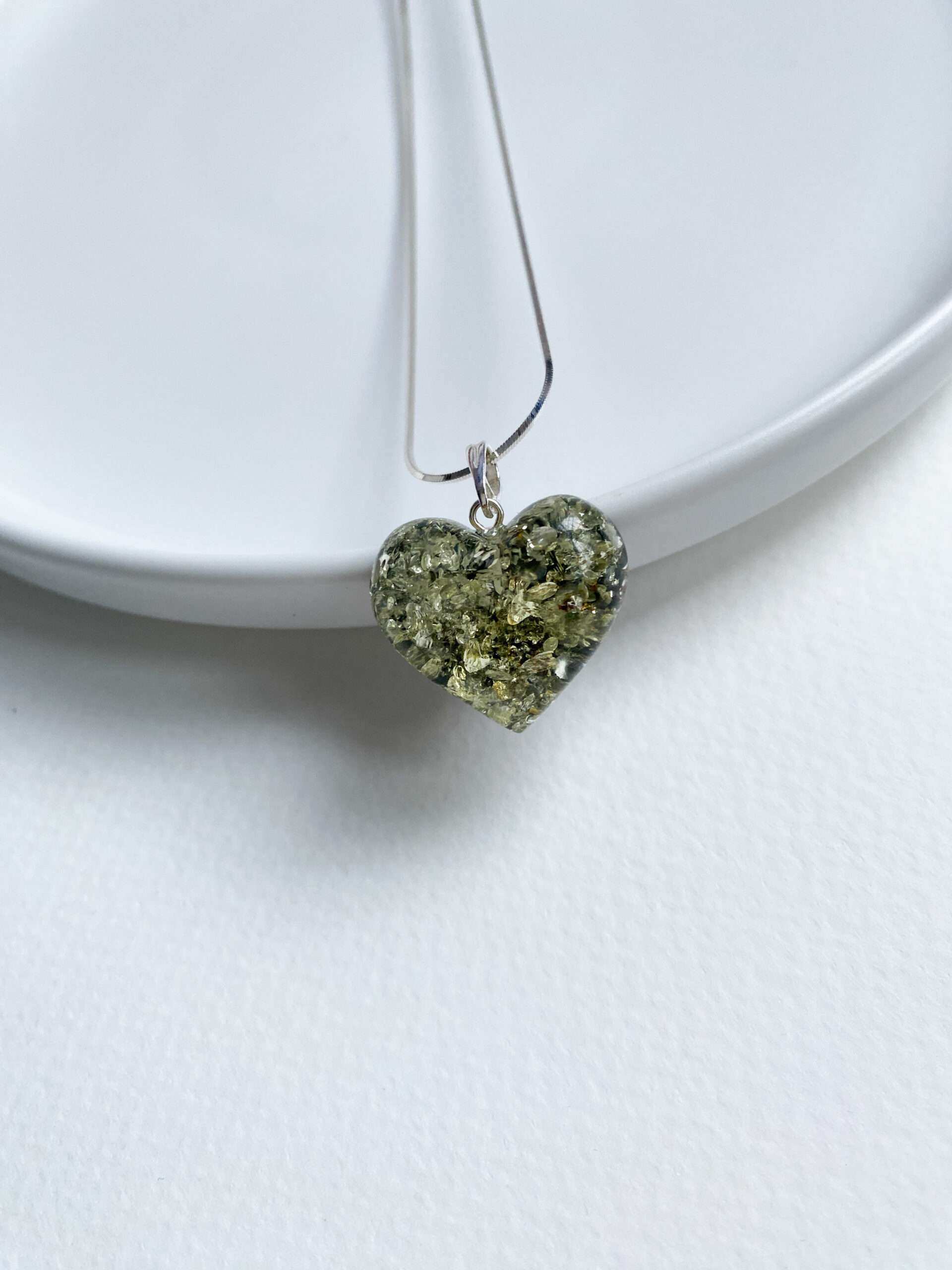 naszyjnik srebrny z bursztynem zielonym serduszko